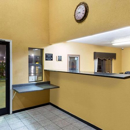 Super 8 By Wyndham San Antonio/Riverwalk Area Екстериор снимка