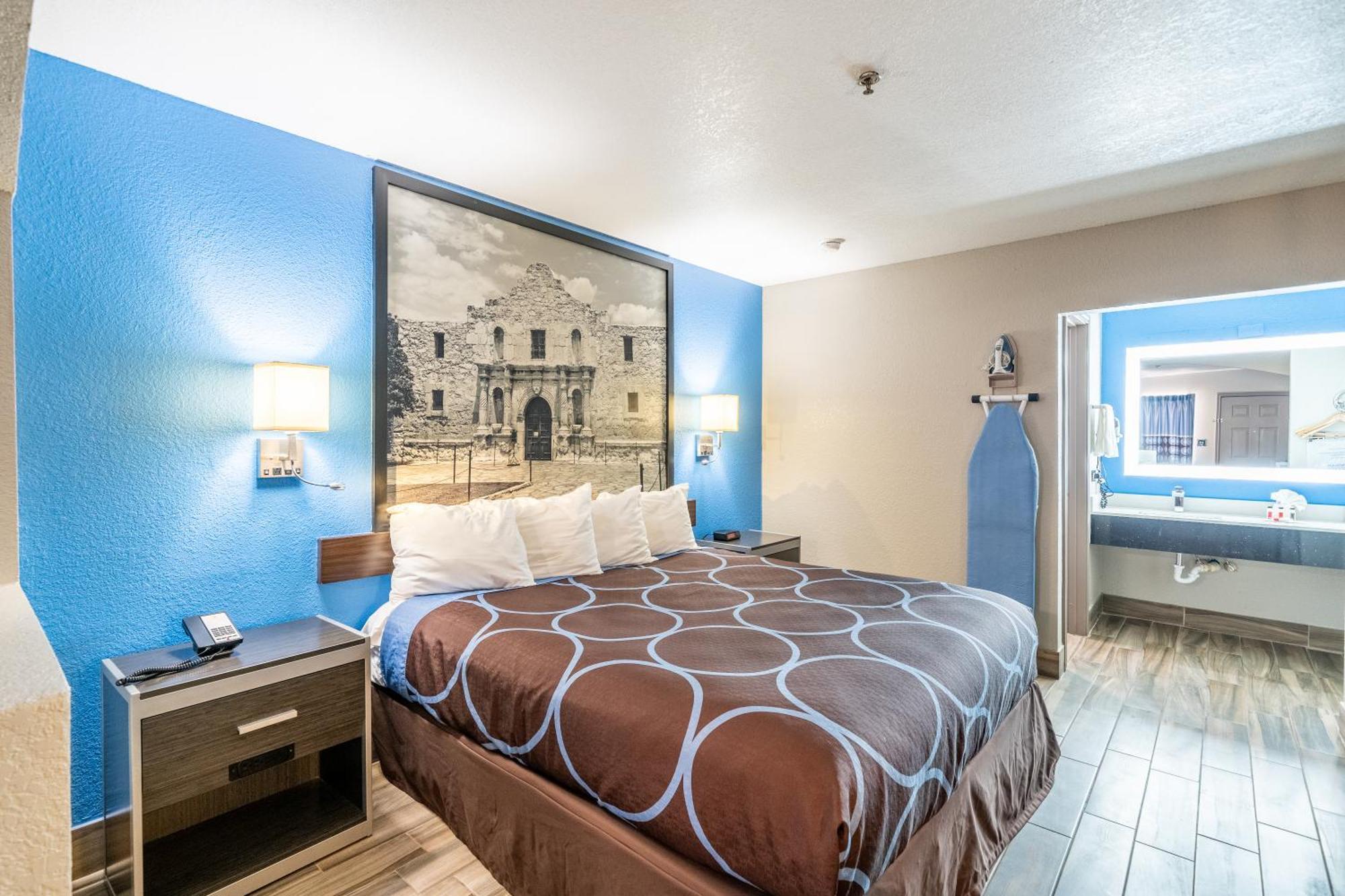 Super 8 By Wyndham San Antonio/Riverwalk Area Екстериор снимка