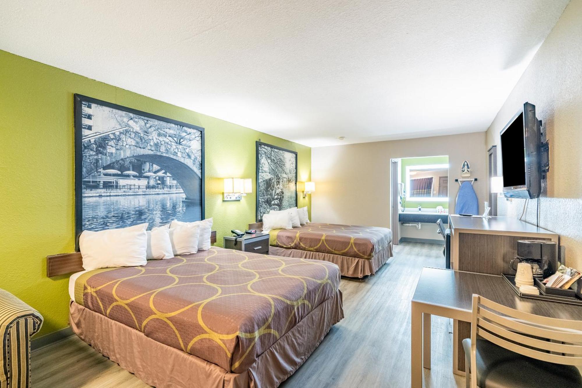 Super 8 By Wyndham San Antonio/Riverwalk Area Екстериор снимка