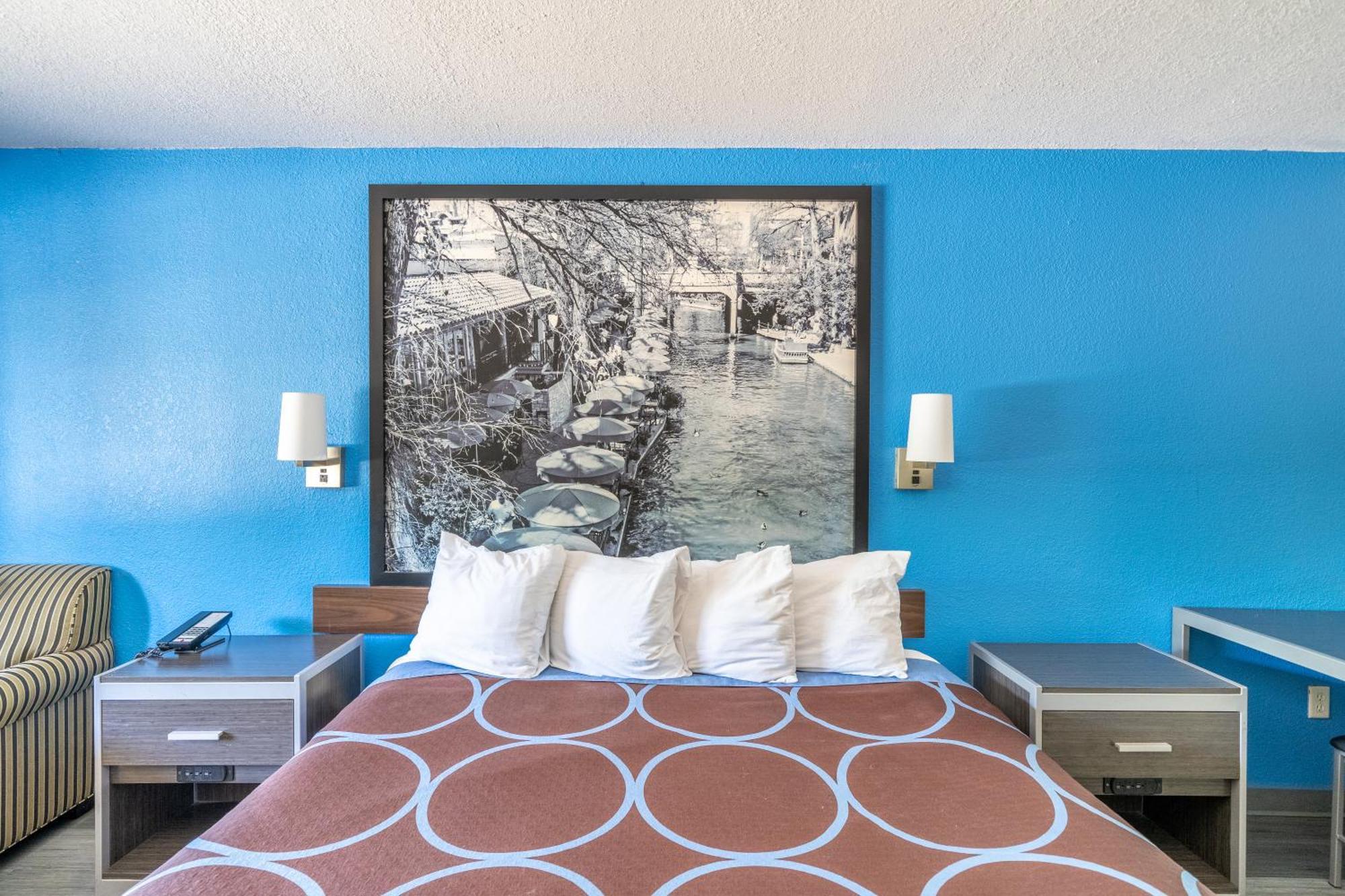 Super 8 By Wyndham San Antonio/Riverwalk Area Екстериор снимка