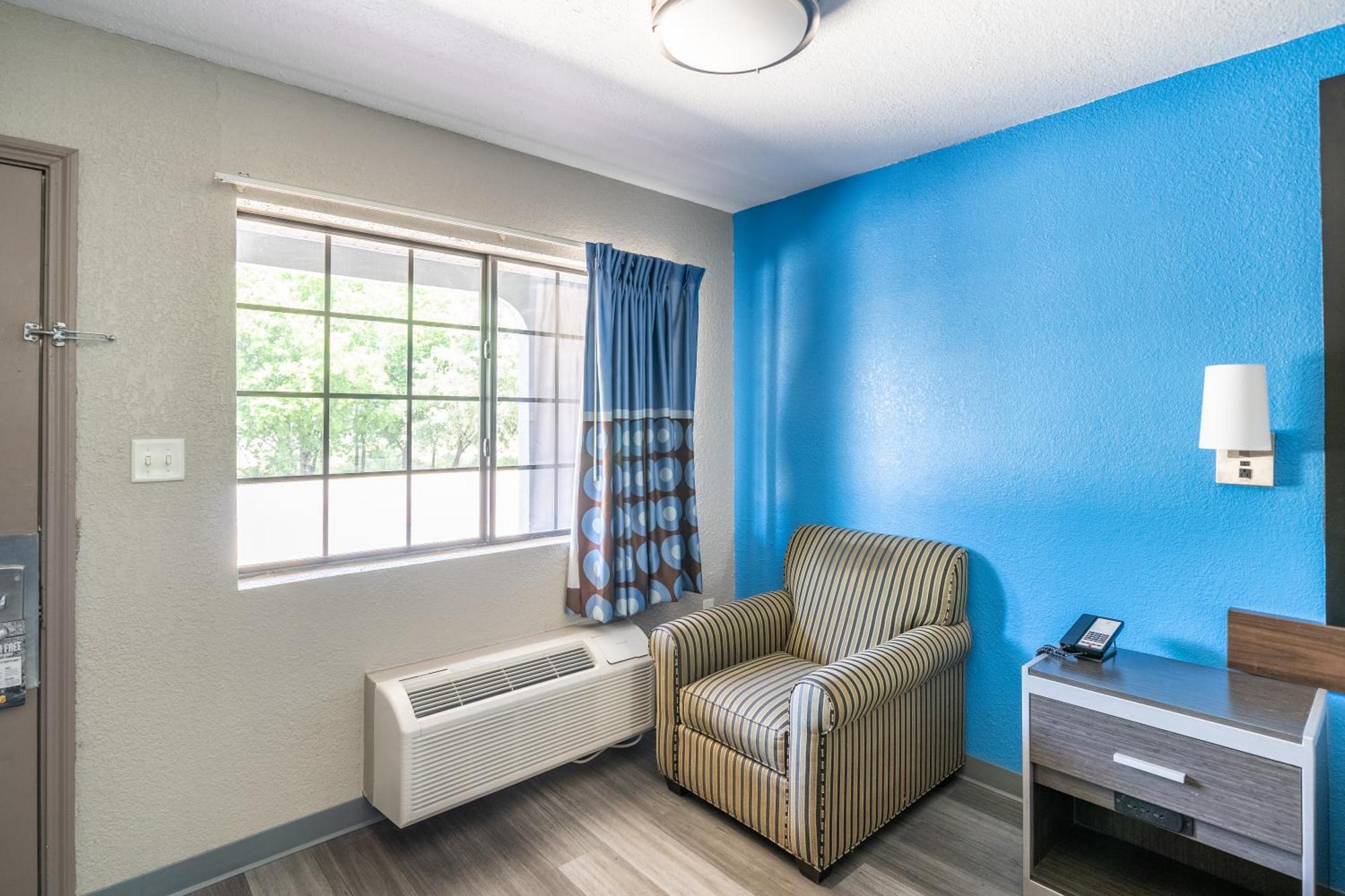 Super 8 By Wyndham San Antonio/Riverwalk Area Екстериор снимка