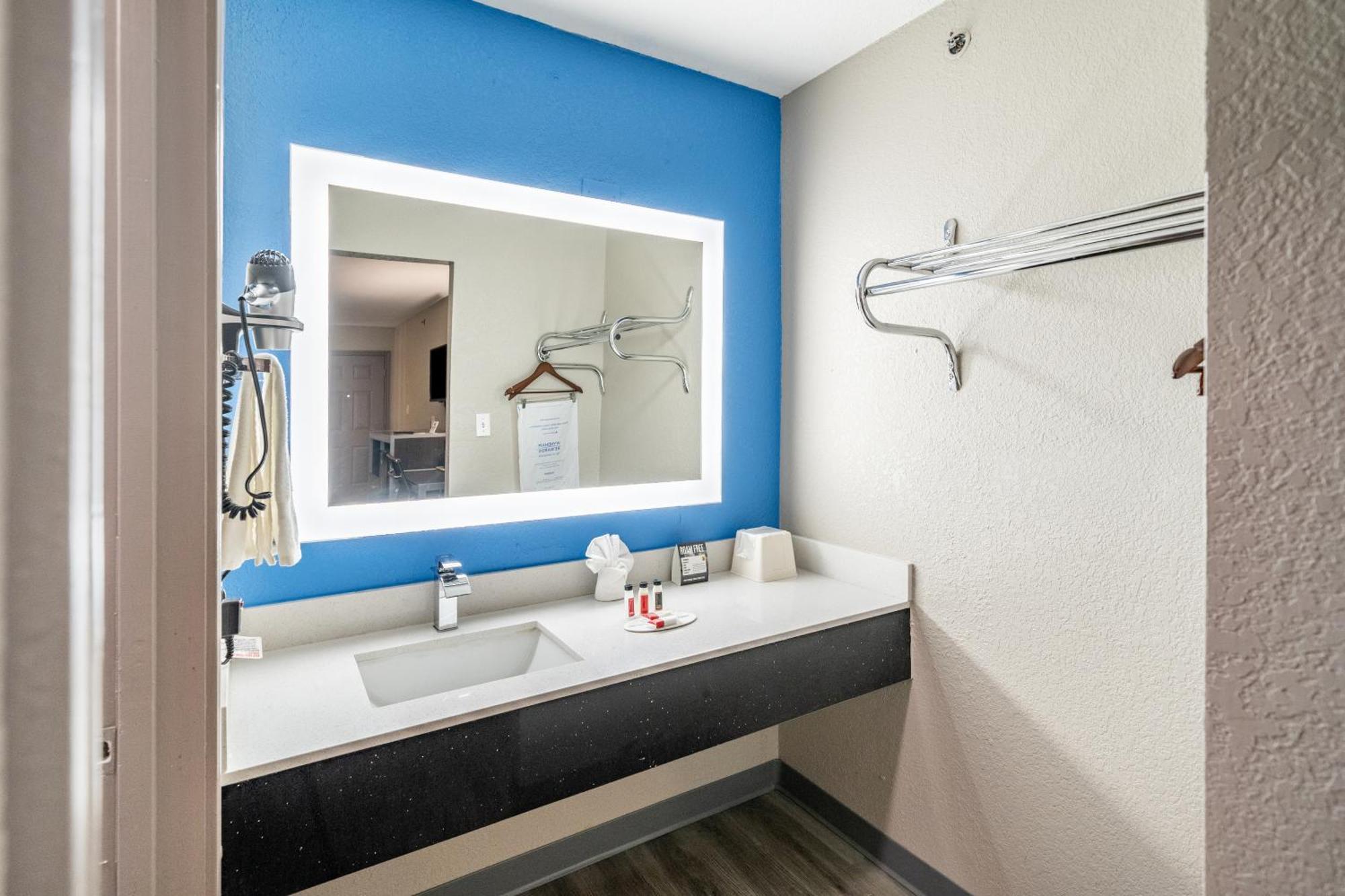 Super 8 By Wyndham San Antonio/Riverwalk Area Екстериор снимка