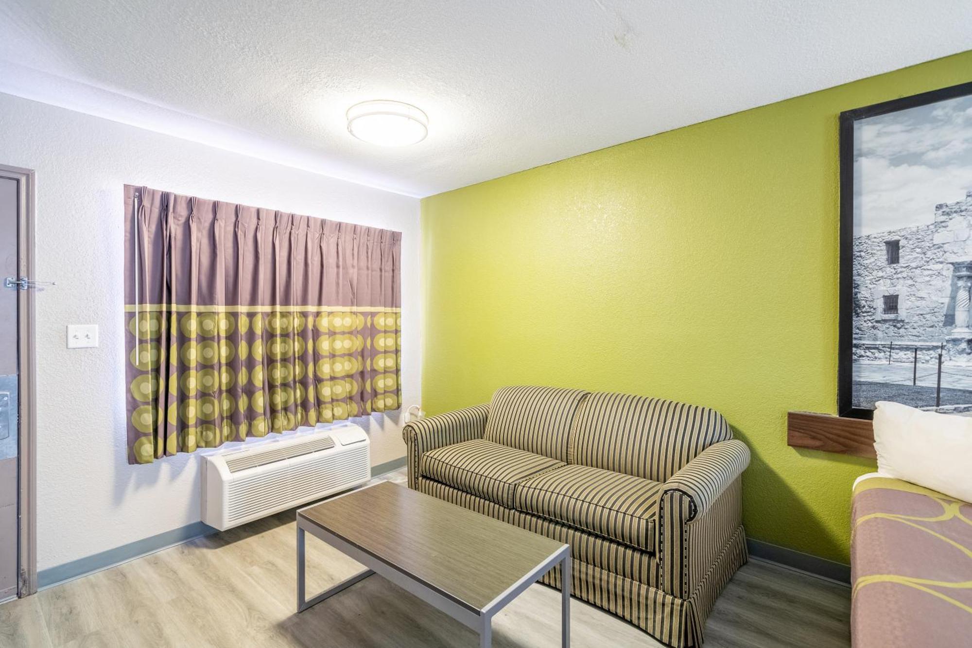 Super 8 By Wyndham San Antonio/Riverwalk Area Екстериор снимка