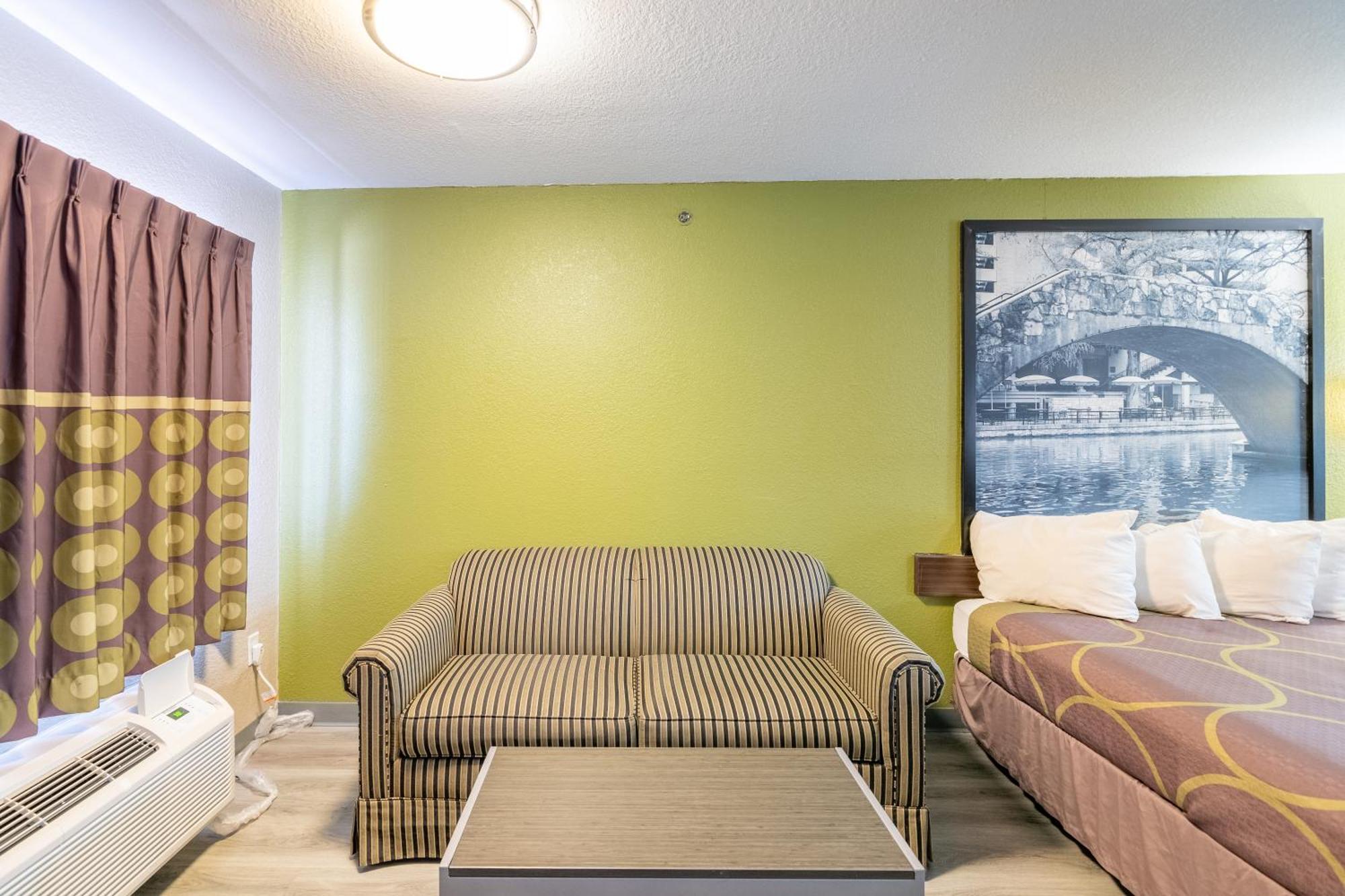 Super 8 By Wyndham San Antonio/Riverwalk Area Екстериор снимка