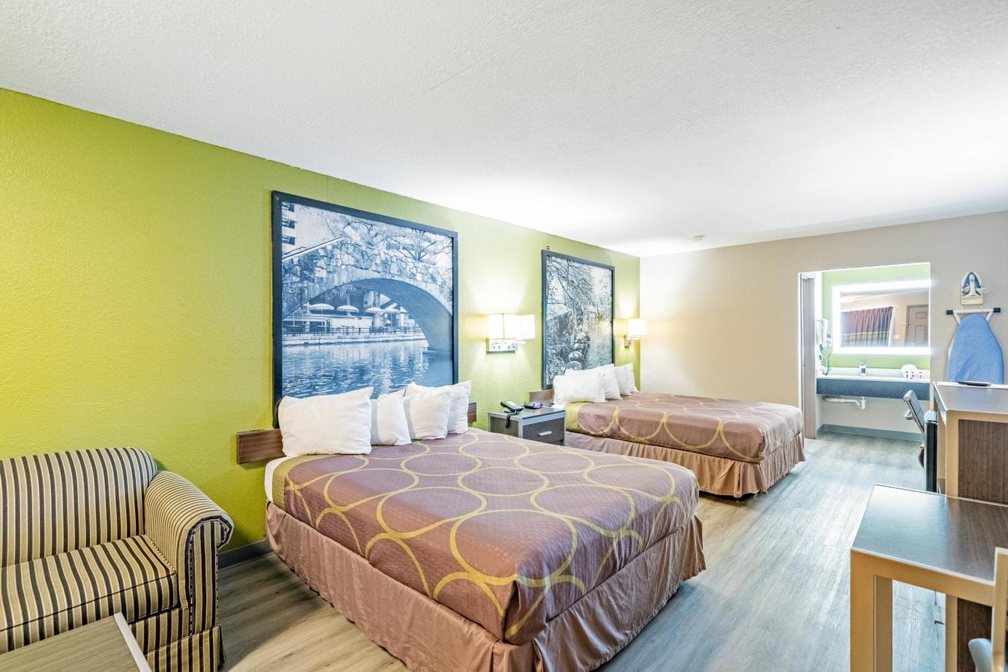 Super 8 By Wyndham San Antonio/Riverwalk Area Екстериор снимка
