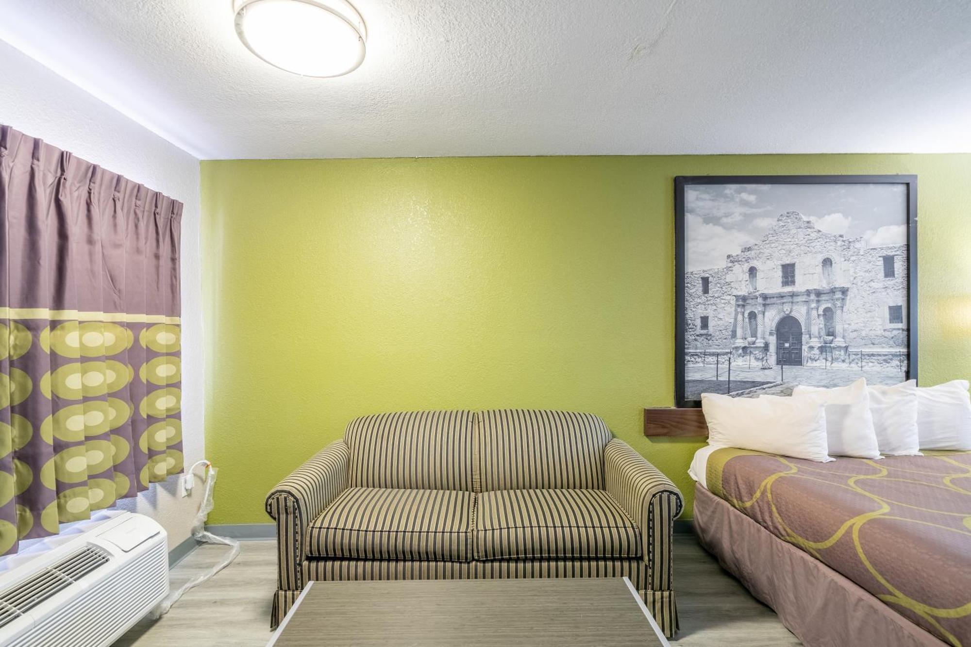 Super 8 By Wyndham San Antonio/Riverwalk Area Екстериор снимка