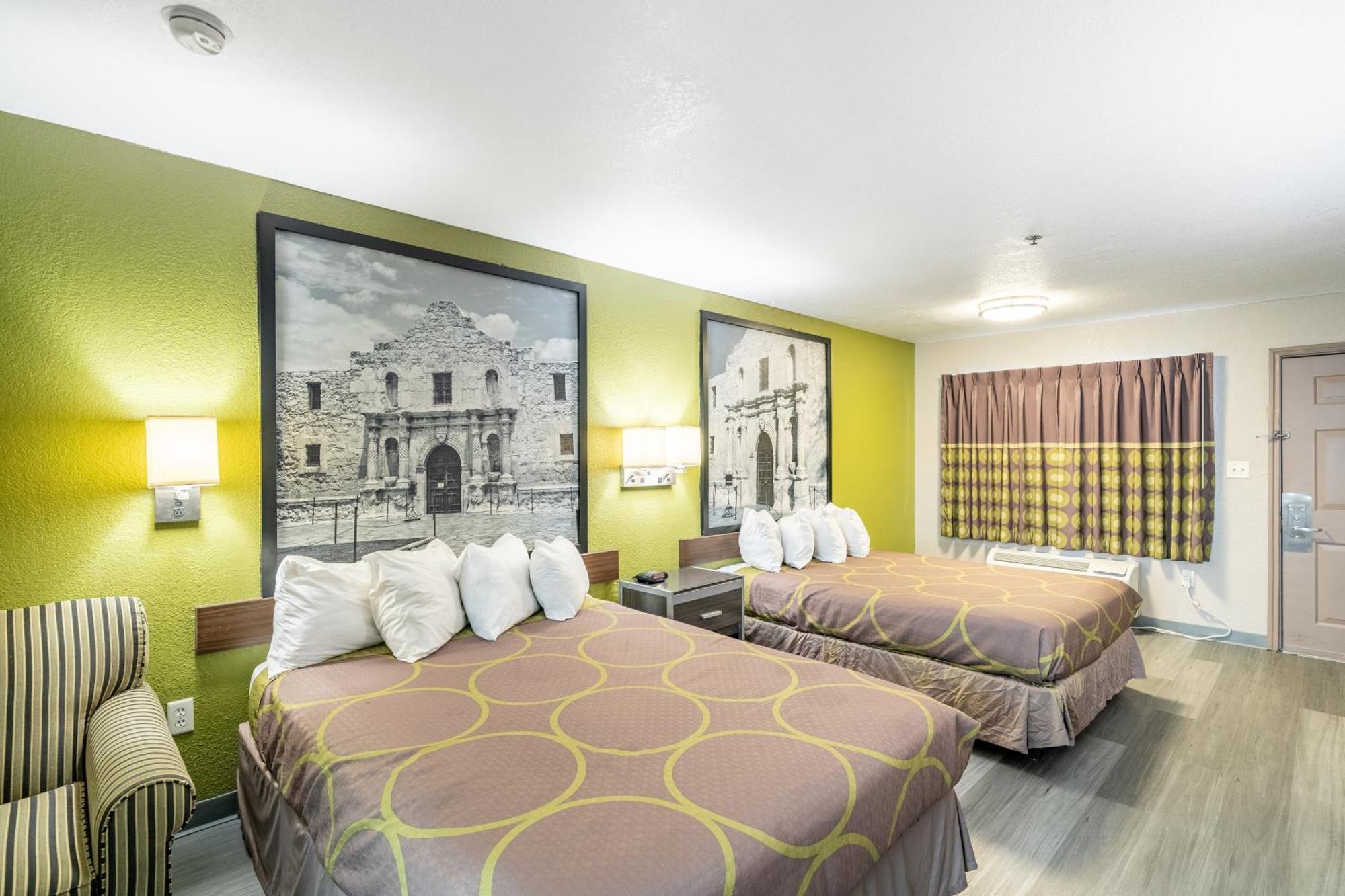 Super 8 By Wyndham San Antonio/Riverwalk Area Екстериор снимка