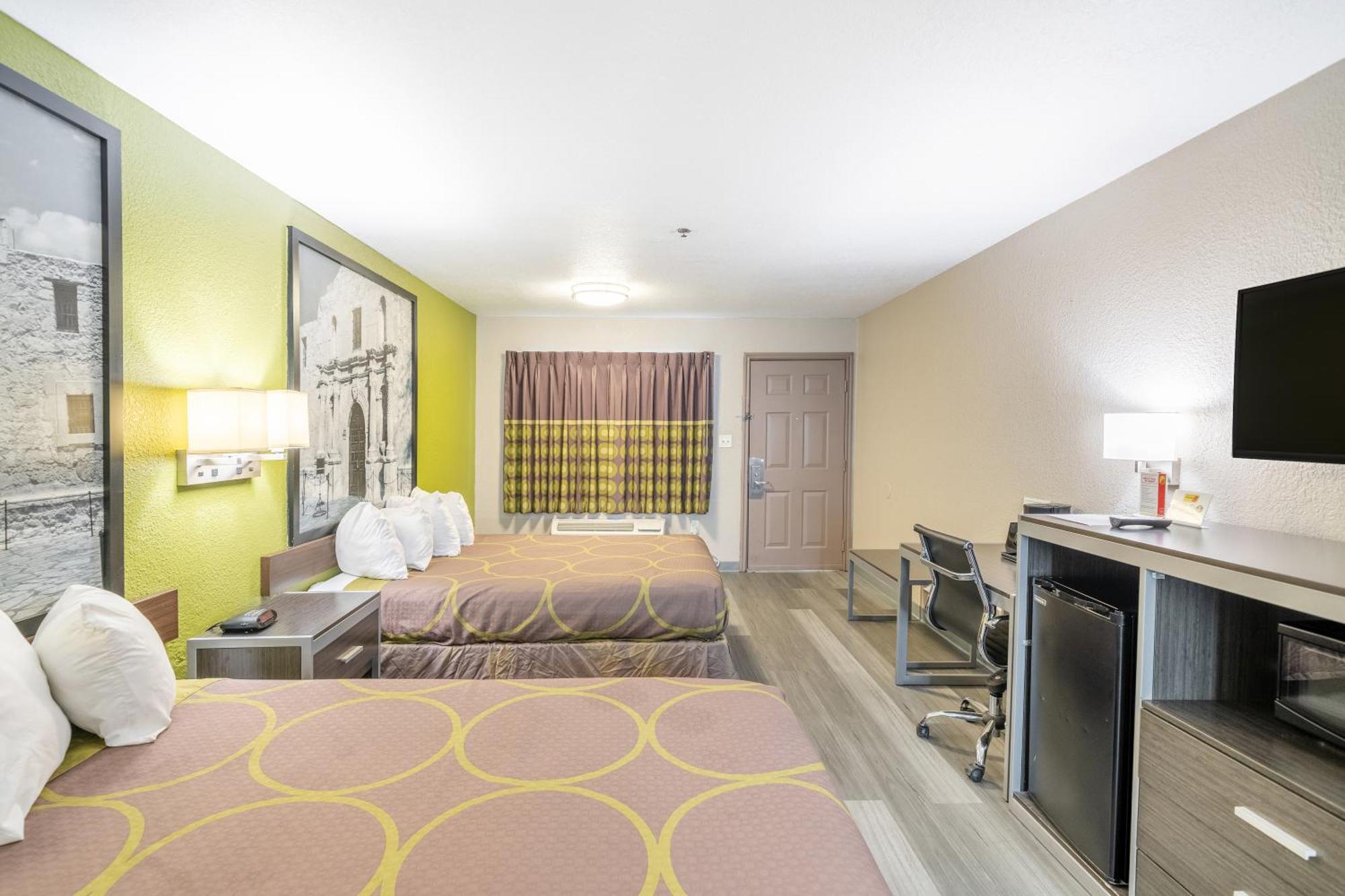 Super 8 By Wyndham San Antonio/Riverwalk Area Екстериор снимка