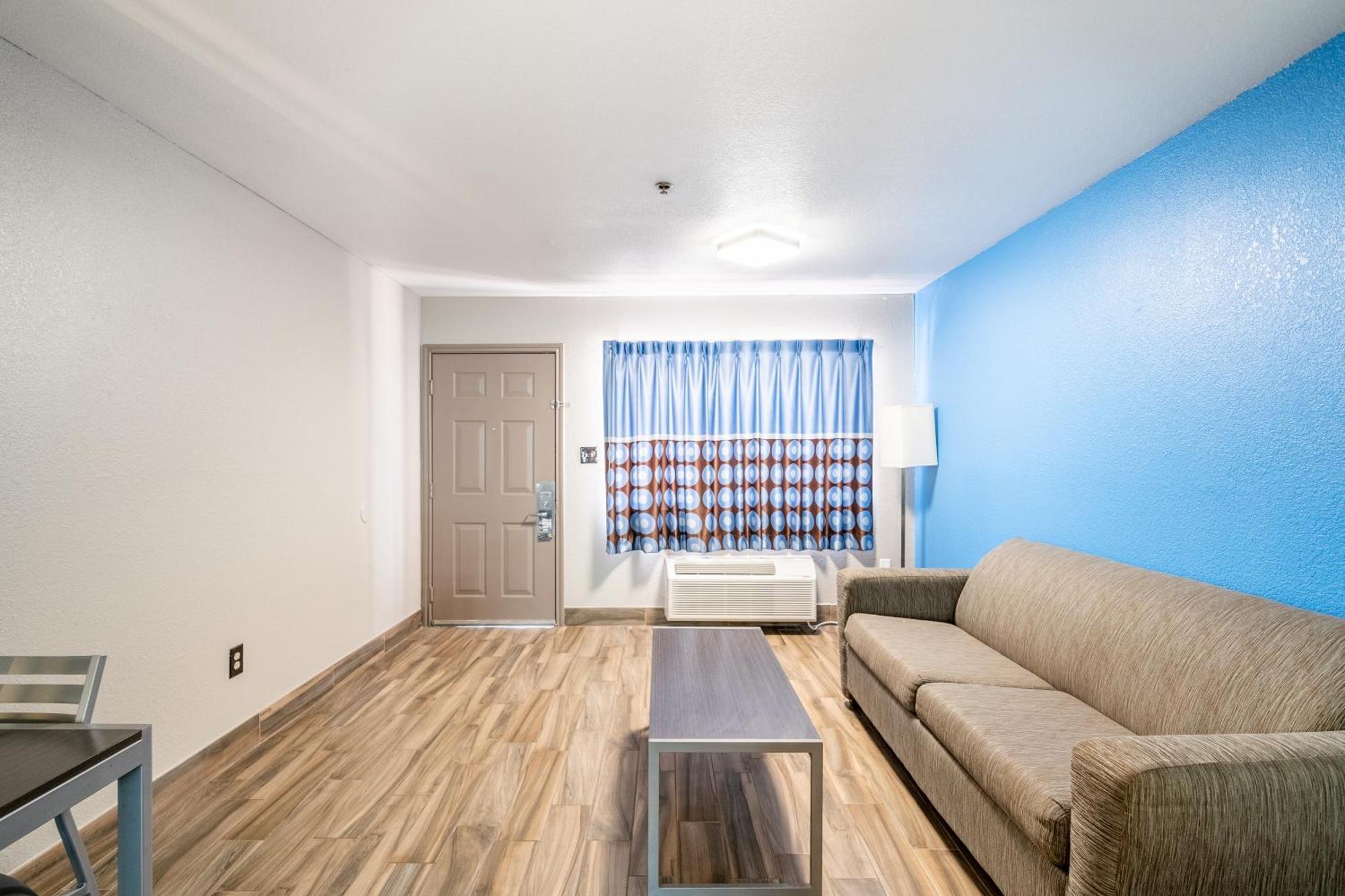 Super 8 By Wyndham San Antonio/Riverwalk Area Екстериор снимка