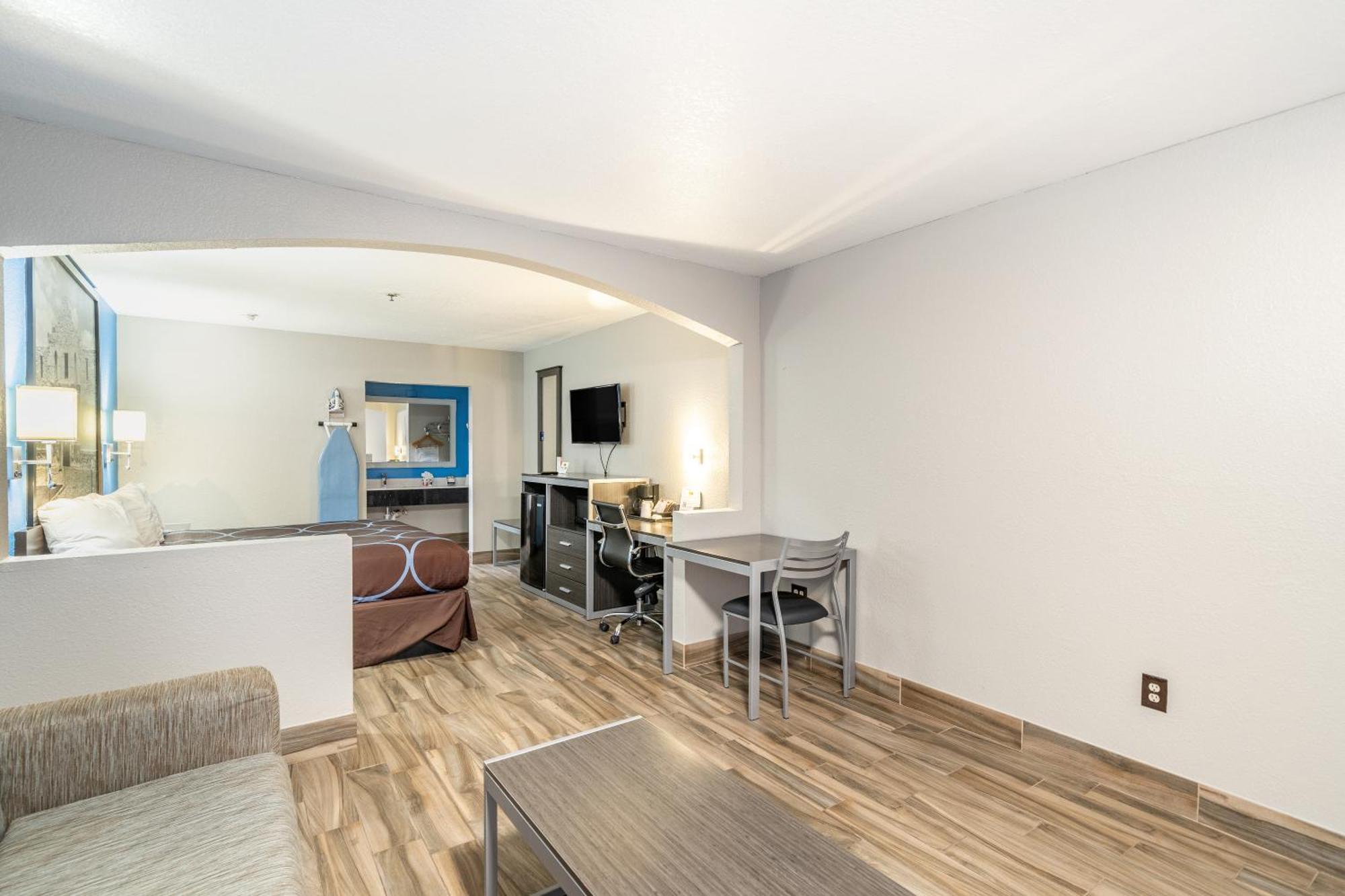 Super 8 By Wyndham San Antonio/Riverwalk Area Екстериор снимка
