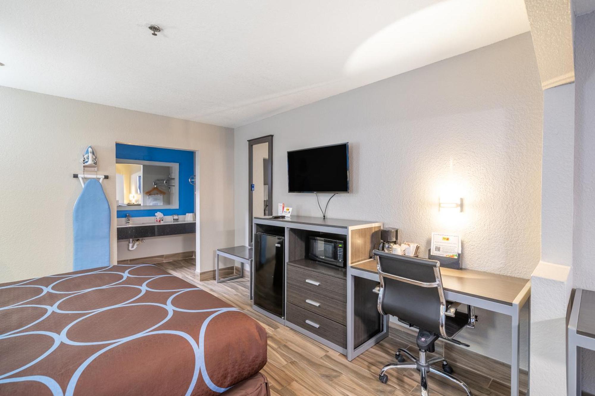 Super 8 By Wyndham San Antonio/Riverwalk Area Екстериор снимка