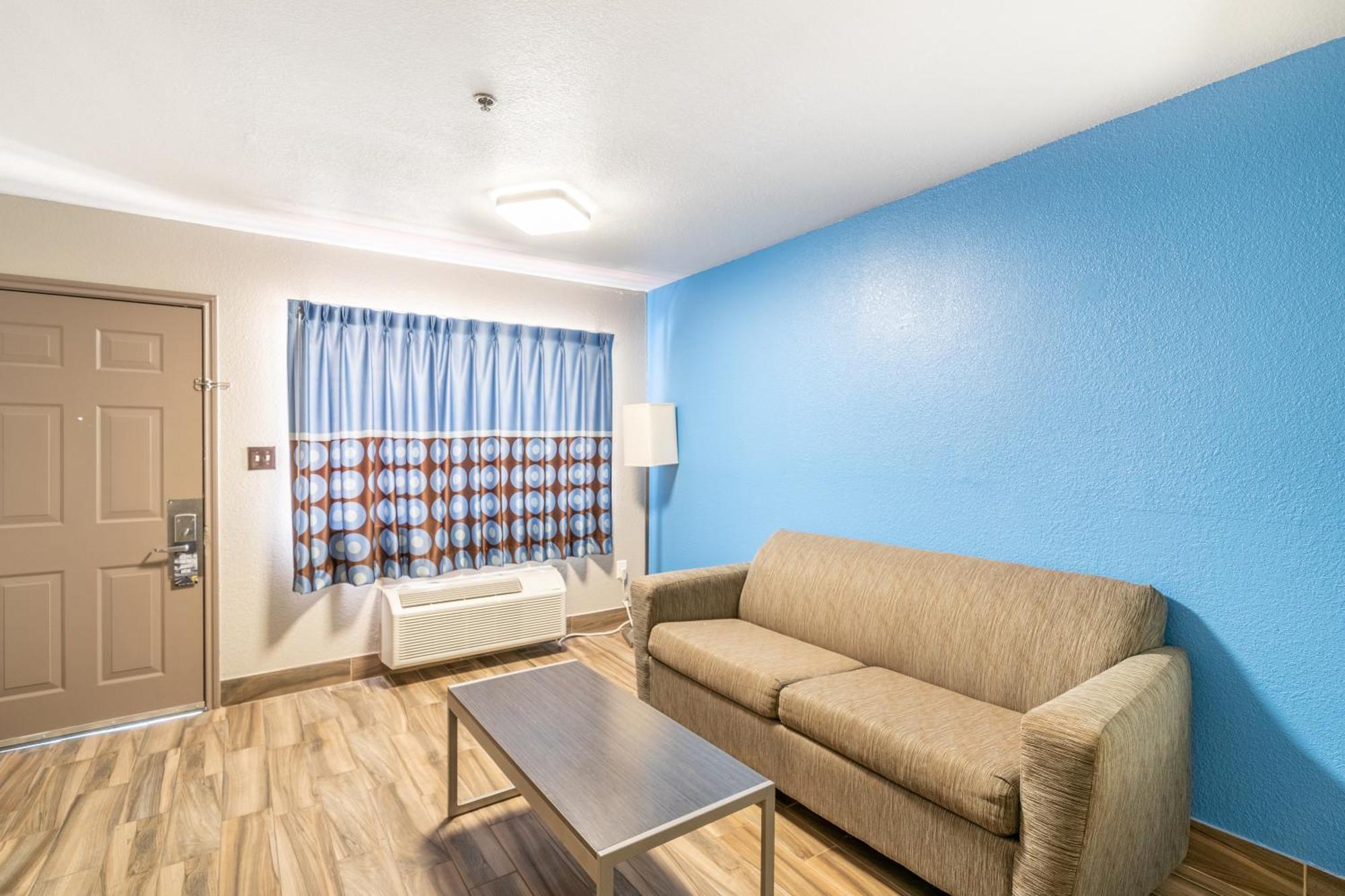 Super 8 By Wyndham San Antonio/Riverwalk Area Екстериор снимка