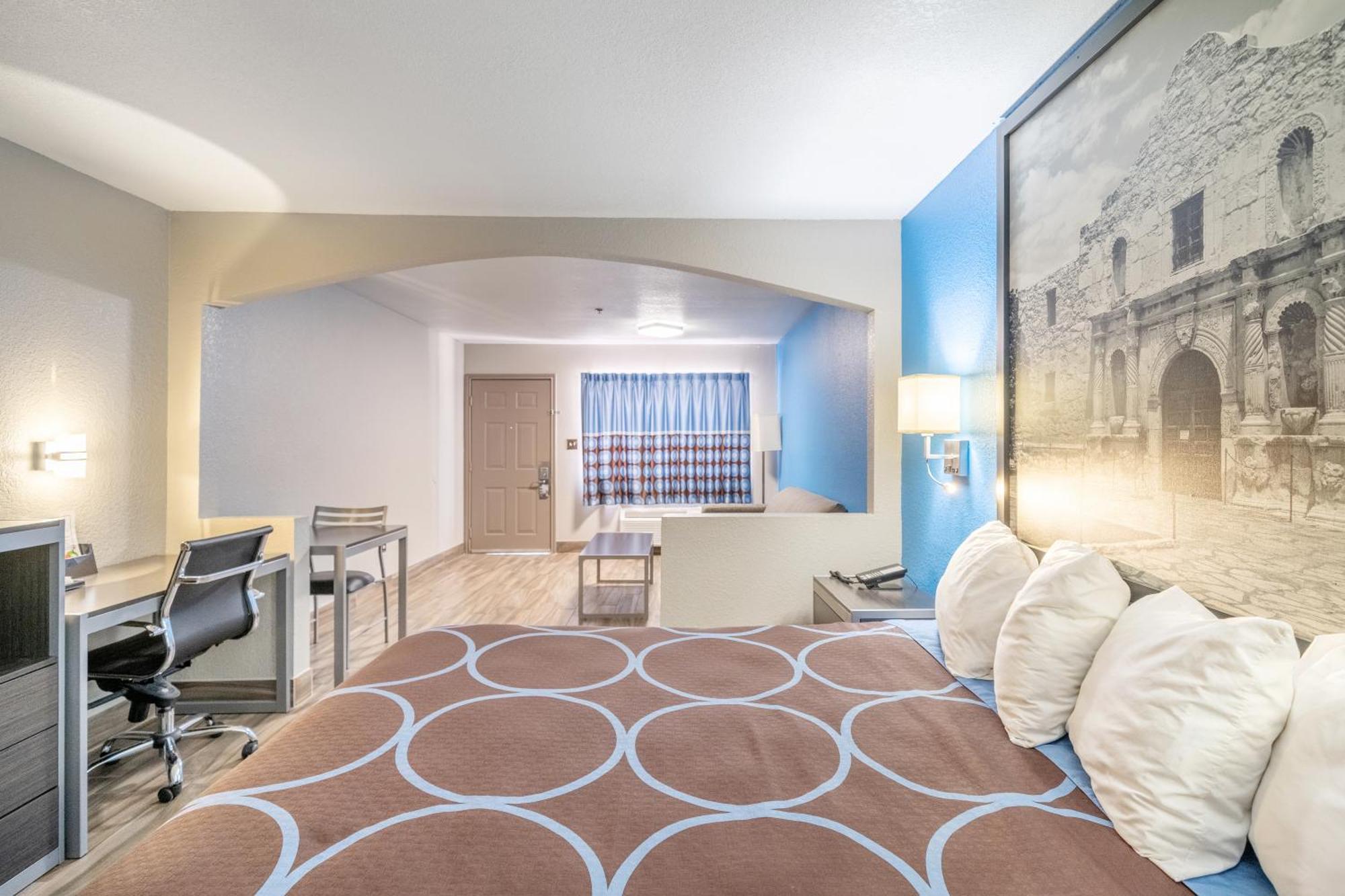 Super 8 By Wyndham San Antonio/Riverwalk Area Екстериор снимка